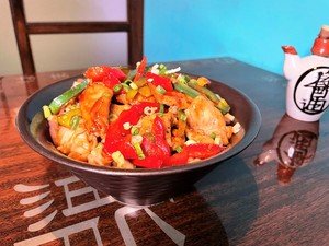 CHICKEN IN ASIAN BBQ SAUCE WITH NOODLES