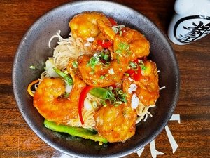 GARLIC SHRIMP IN SPICY TERIYAKI SAUCE WITH NOODLES