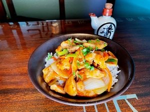 THAI PEANUT CHICKEN WITH NOODLES
