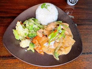 CHICKEN IN RED THAI CURRY SAUCE